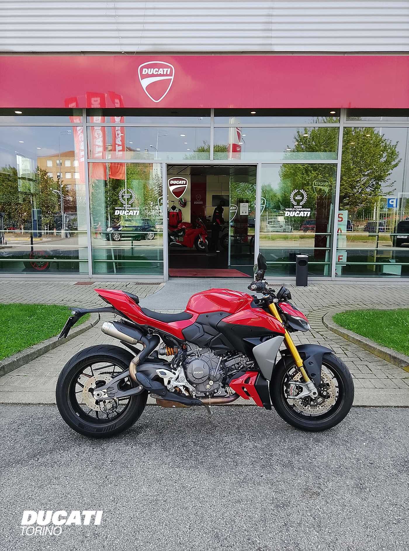 DUCATI Streetfighter V2S 